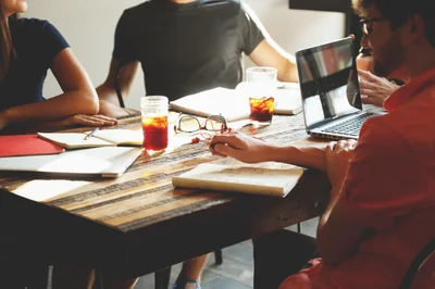 Quelles destinations sont partenaires du comité d’entreprise LPCR en 2025 ?